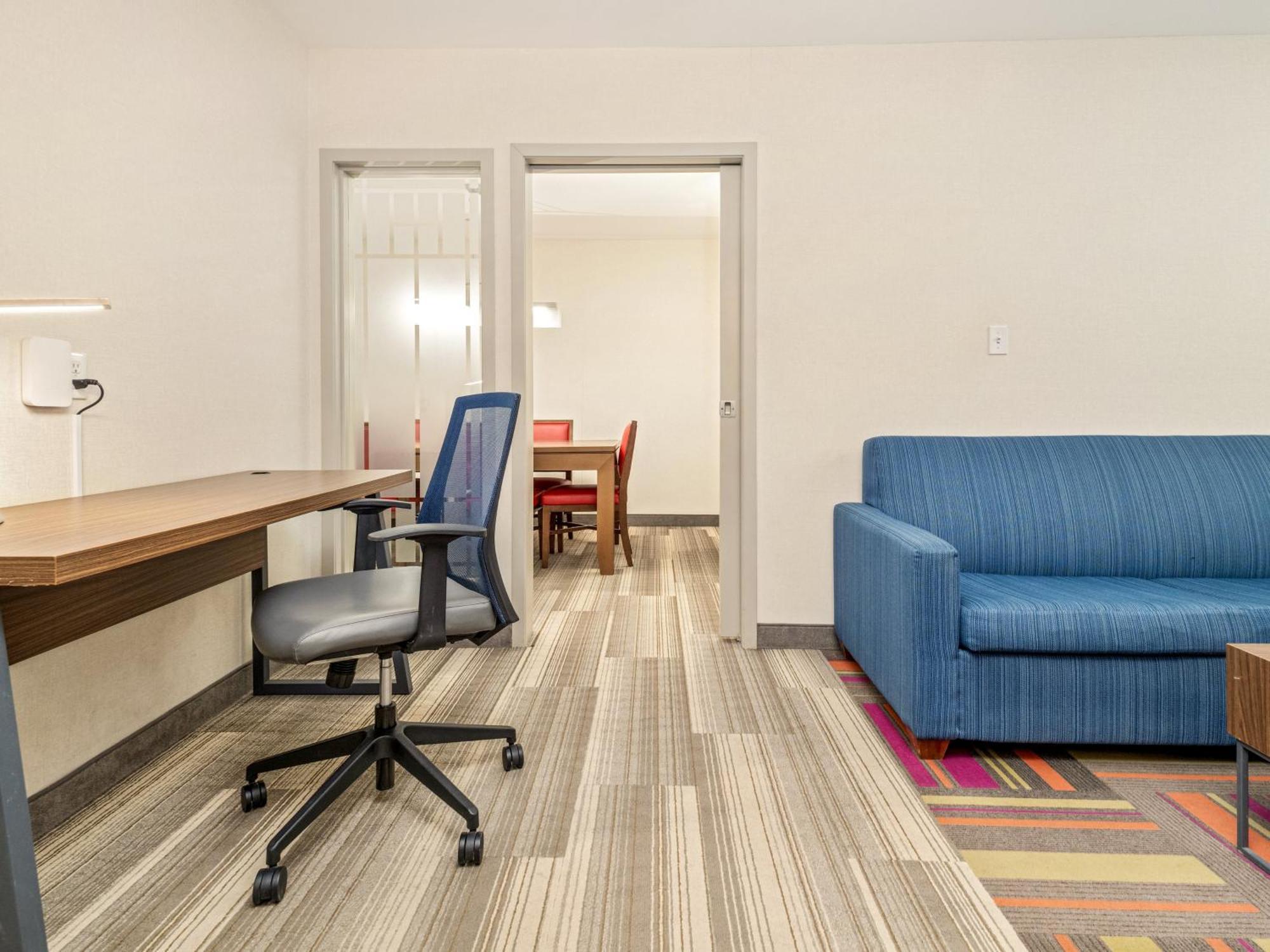 Holiday Inn Express & Suites Medicine Hat By Ihg Exterior photo