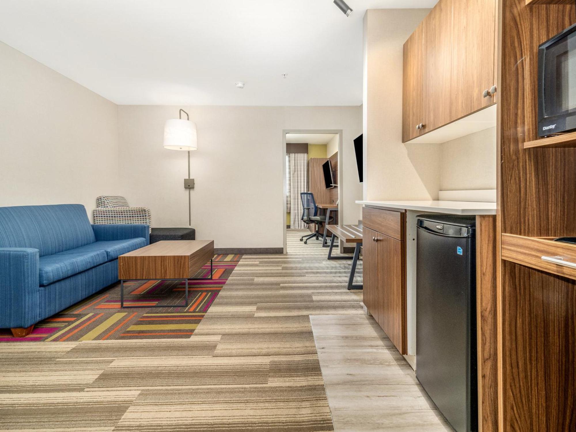 Holiday Inn Express & Suites Medicine Hat By Ihg Exterior photo