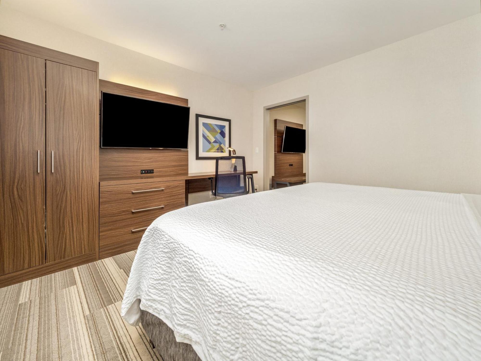 Holiday Inn Express & Suites Medicine Hat By Ihg Exterior photo