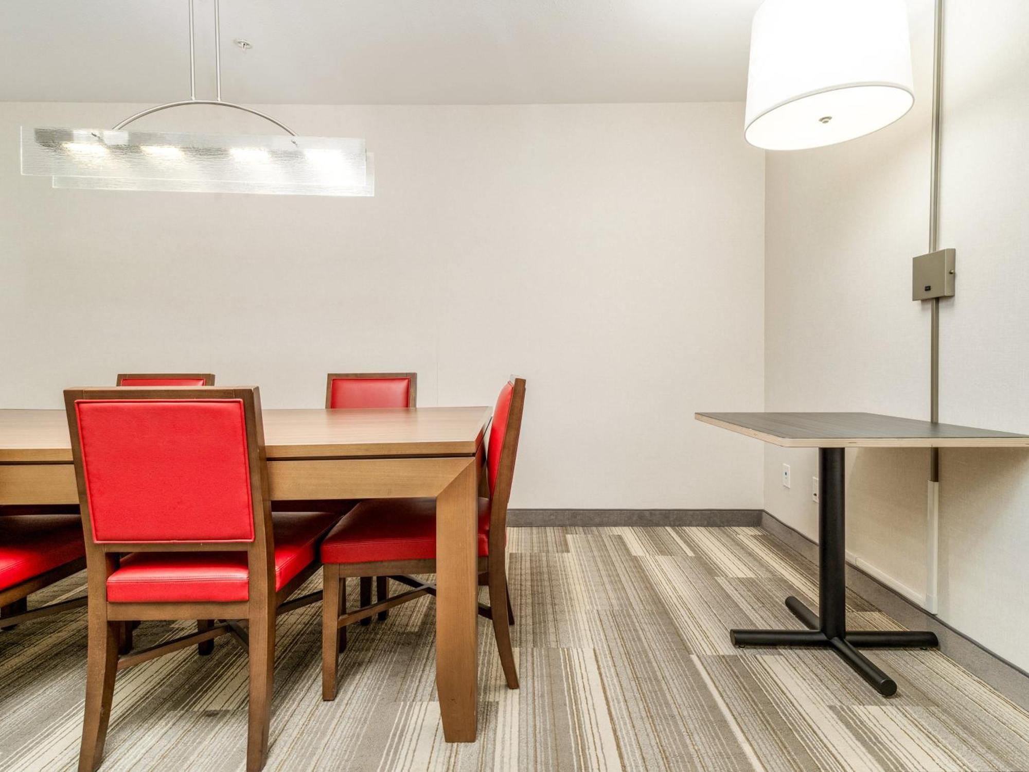 Holiday Inn Express & Suites Medicine Hat By Ihg Exterior photo