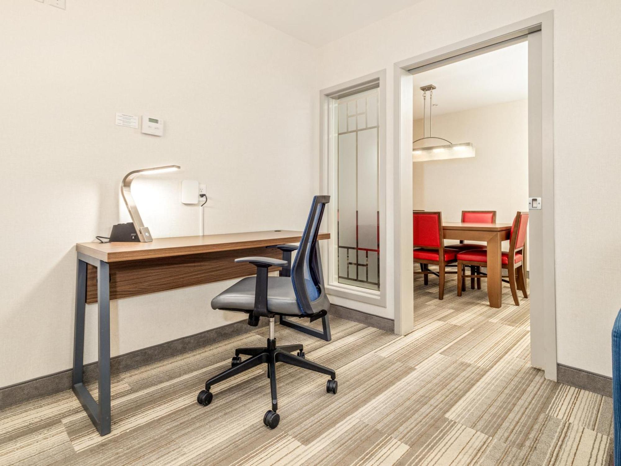 Holiday Inn Express & Suites Medicine Hat By Ihg Exterior photo