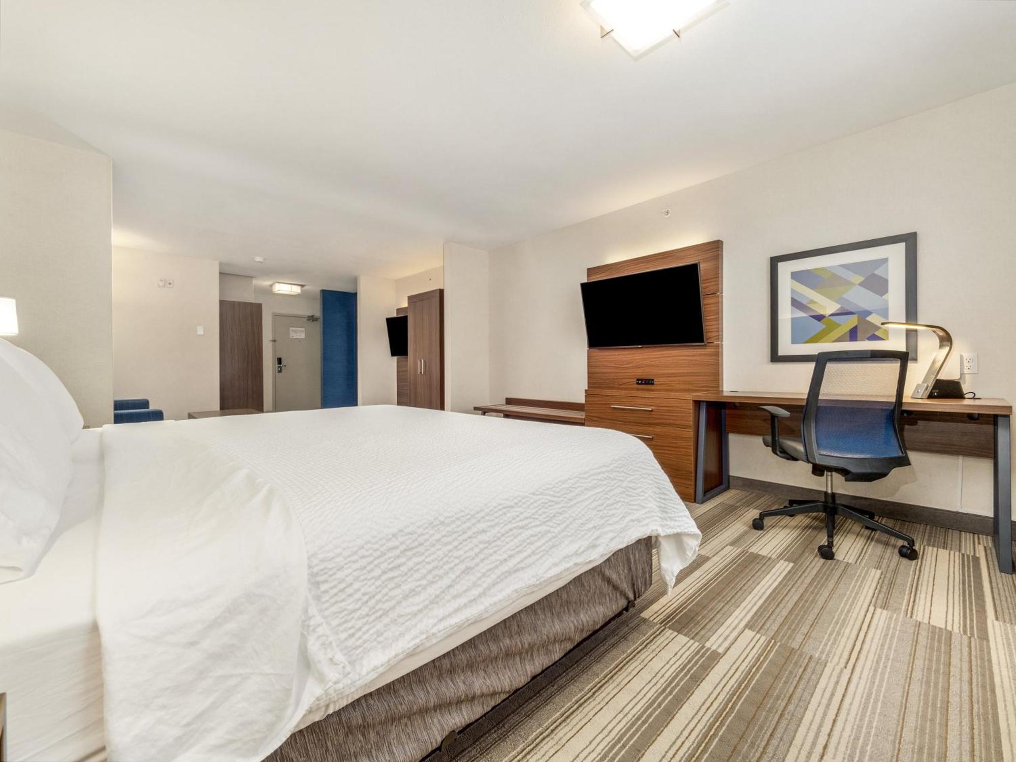 Holiday Inn Express & Suites Medicine Hat By Ihg Exterior photo