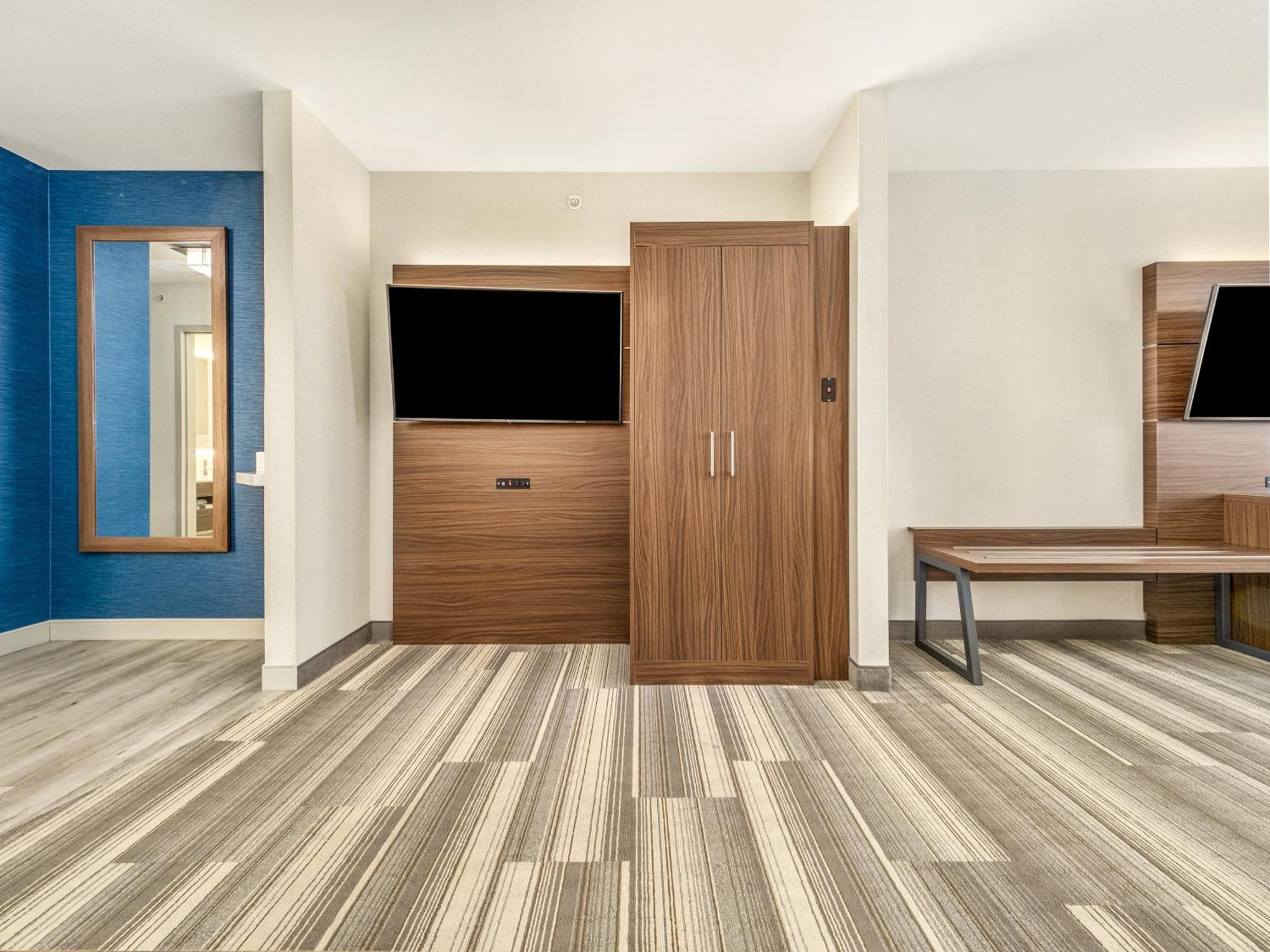 Holiday Inn Express & Suites Medicine Hat By Ihg Exterior photo