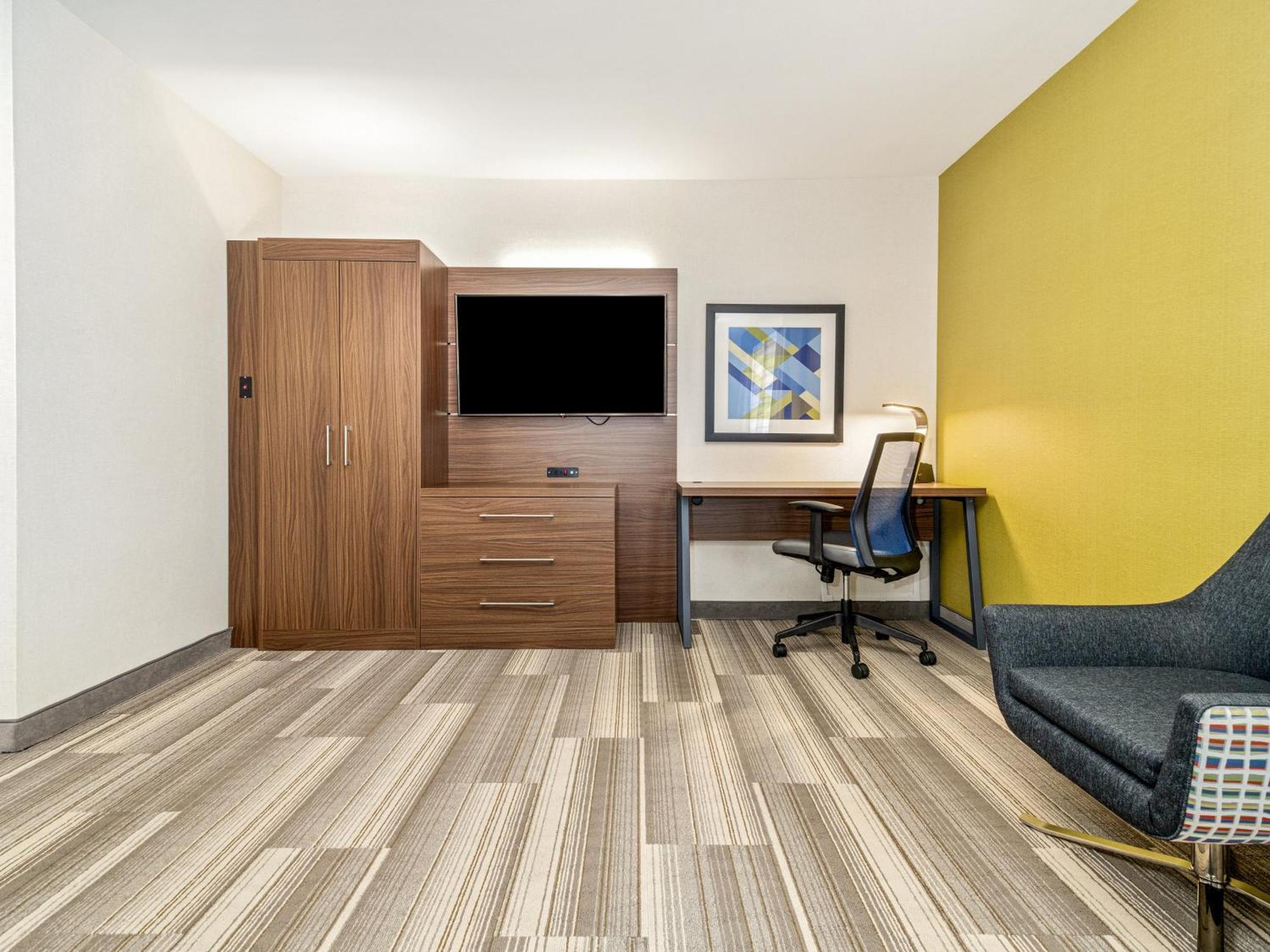 Holiday Inn Express & Suites Medicine Hat By Ihg Exterior photo
