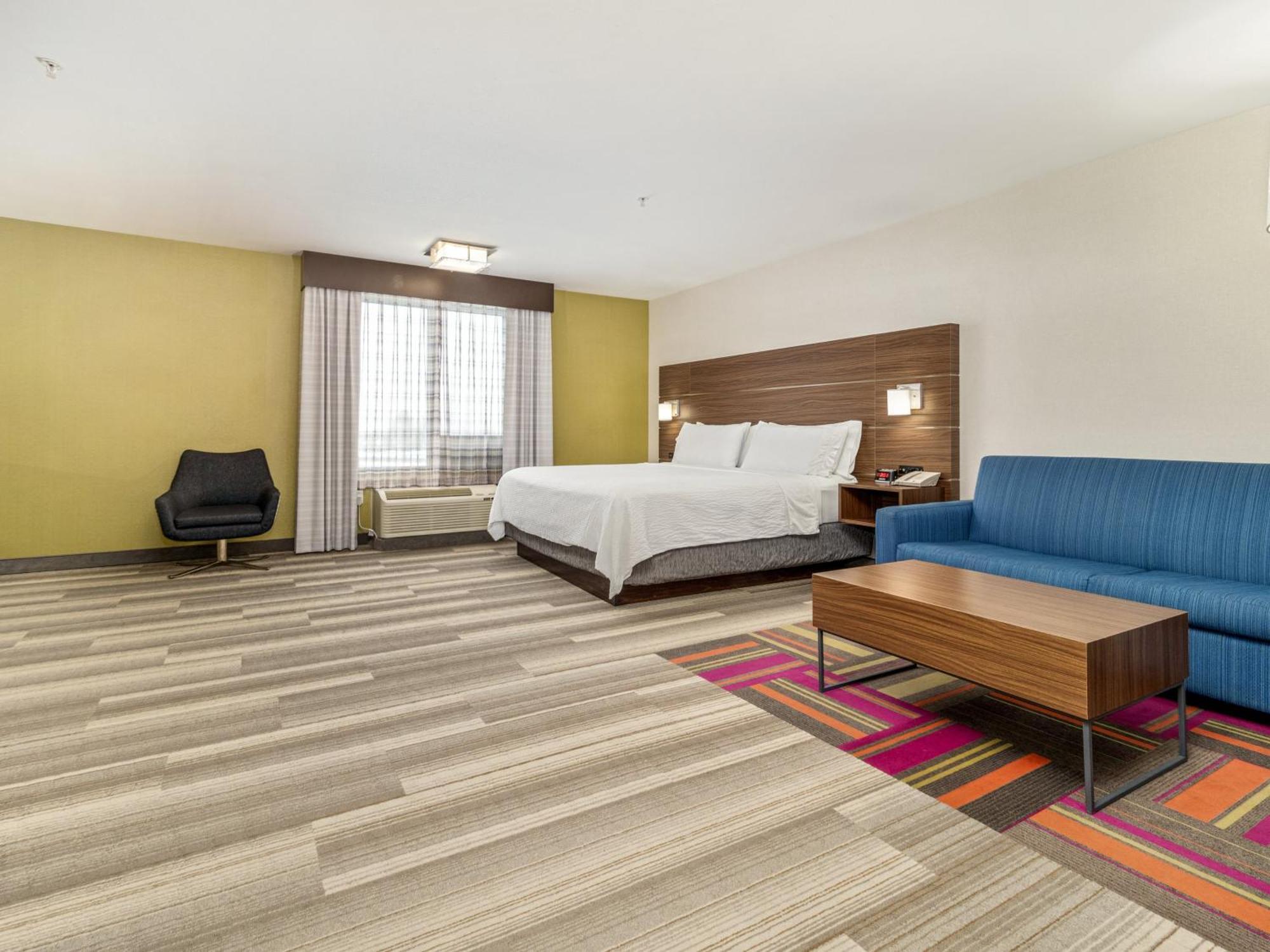 Holiday Inn Express & Suites Medicine Hat By Ihg Exterior photo