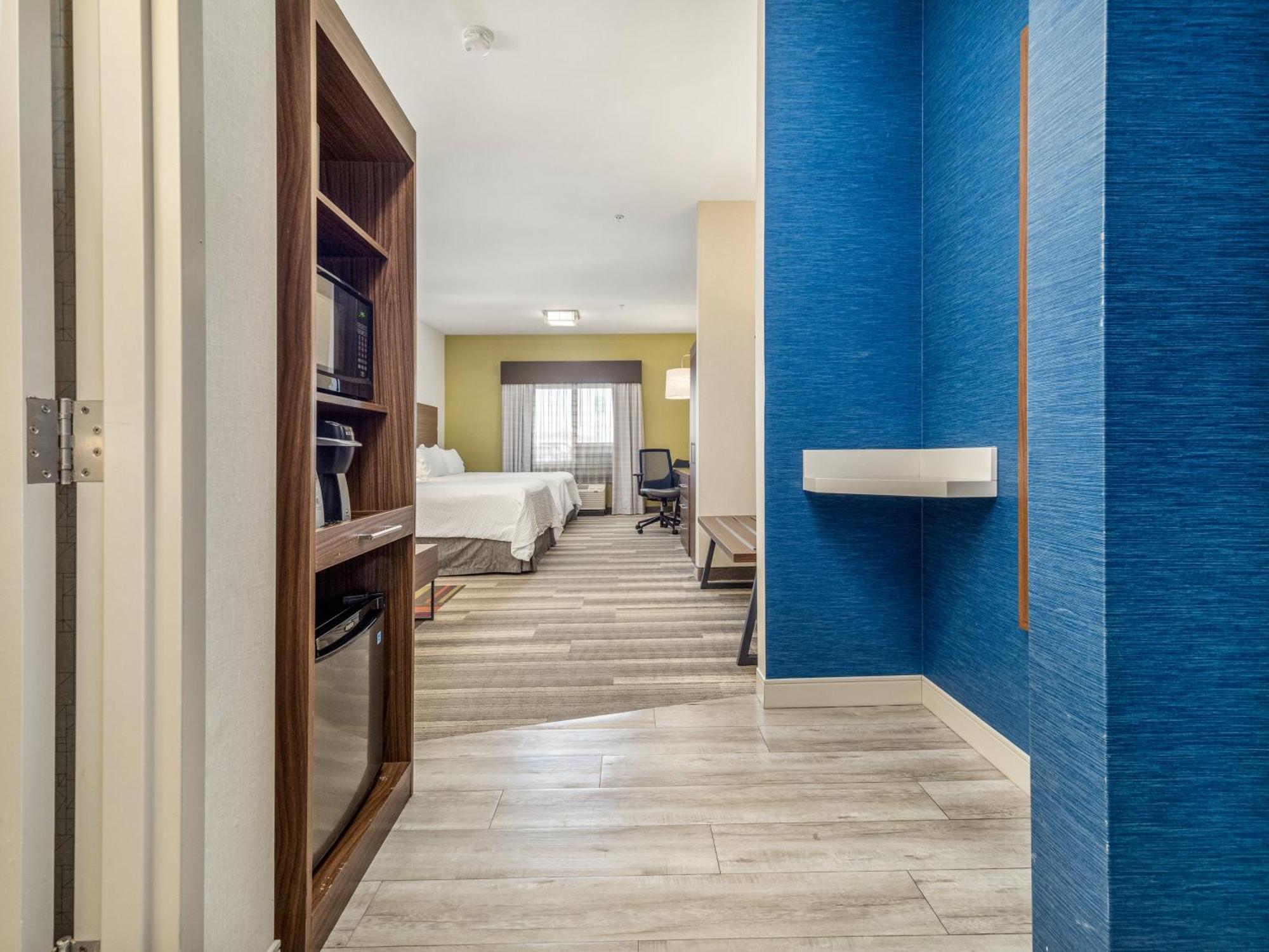 Holiday Inn Express & Suites Medicine Hat By Ihg Exterior photo