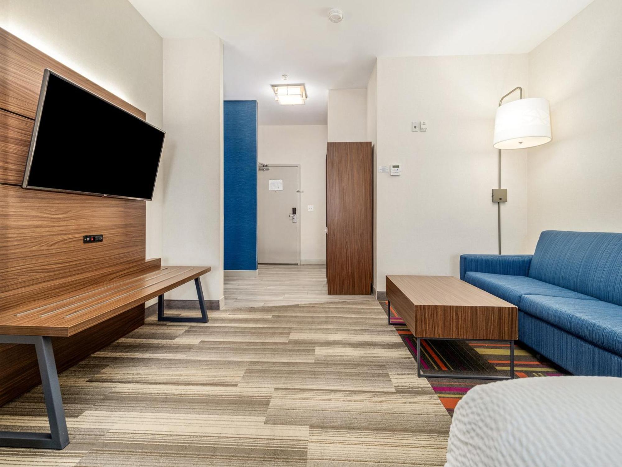 Holiday Inn Express & Suites Medicine Hat By Ihg Exterior photo